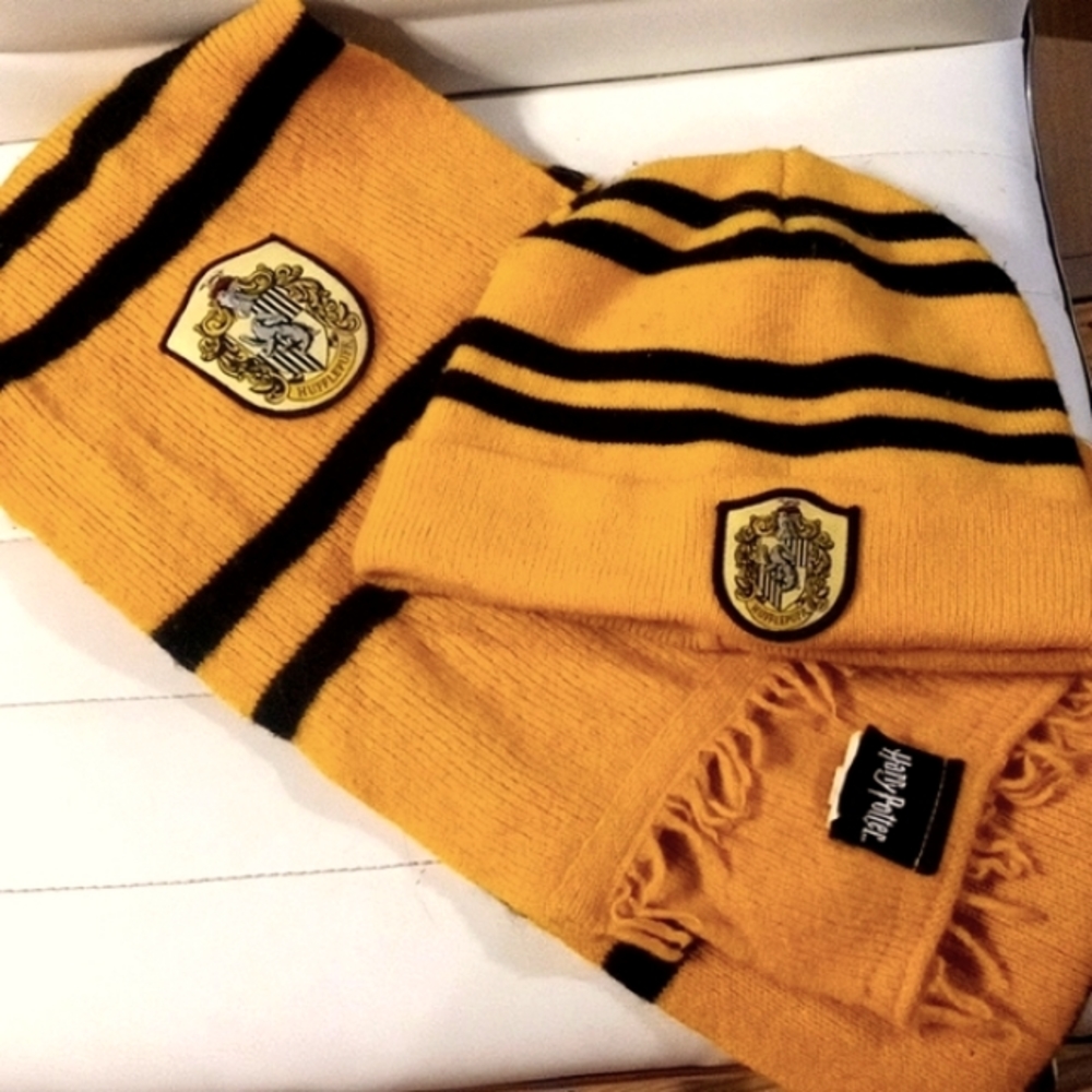 Harry Potter Hufflepuff scarf and hat set